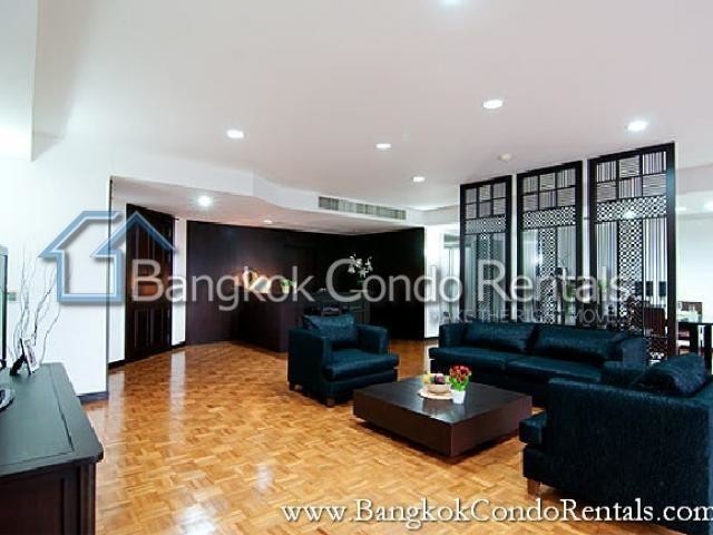 Spacious 3+1 Bed Apartment in Prompong