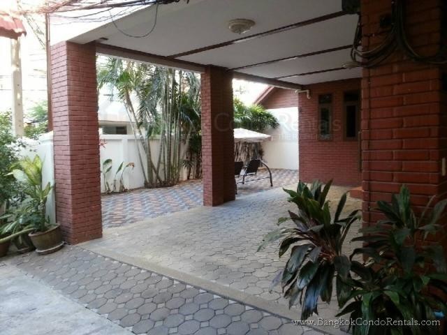 Townhouse in Sukhumvit For Rent