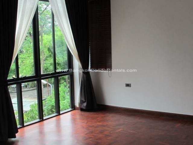 4 Bed Single House in Phromphong