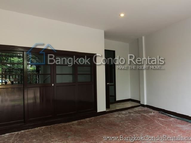 Town House For Rent in Ekkamai