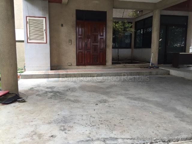 Single House for Rent in Ladprao.
