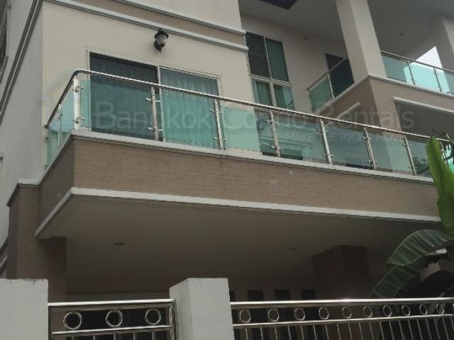6 Bed Single House for Rent in Phra Khanong