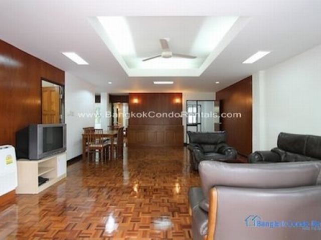 3 Bed Apartment Ekkamai For Rent