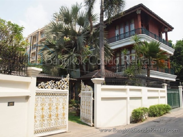 Single House : Colonial Teak wood house