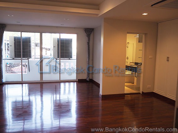 5 Bed Townhouse for sale in Rama 3