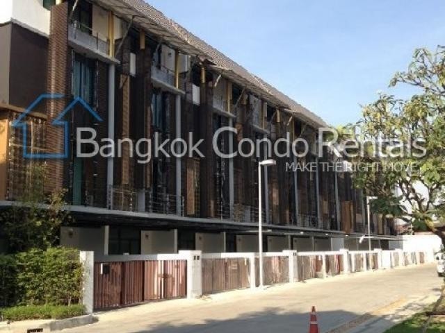 Townhouse in Compound Chong Nonsi