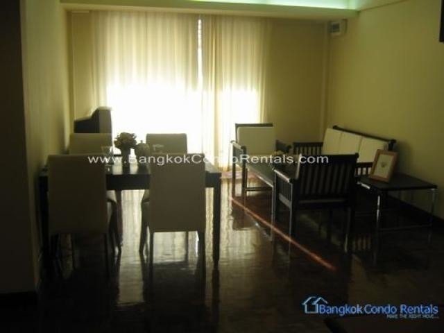 Large 1 Bed Apartment in Thonglor