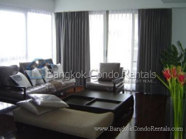 3 Bed condo for Rent in Phloen Chit