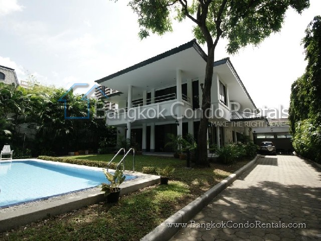 4 Bed House with Privated pool in Ekkamai