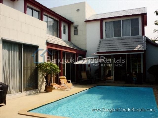 3+1 Bed Single House for Rent in Soi Soonvijai 