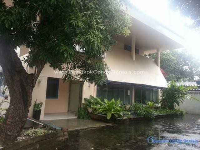 4 Bed Single House Ekkamai For Rent